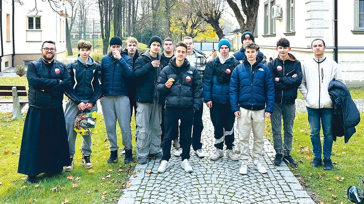 Uczestnicy gry miejskiej z Zespołu Szkól Mechanicznych w Świdnicy ze swoim katechetą – ks. Radosławem Mielczarkiem.