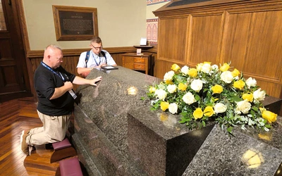 Ks. Grzegorz Opiela i Roman Hawliczek  przy grobie bł. Michaela McGivneya.