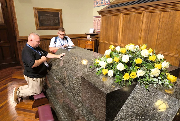 Ks. Grzegorz Opiela i Roman Hawliczek  przy grobie bł. Michaela McGivneya.