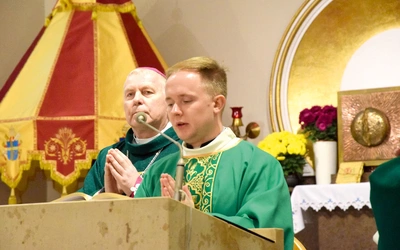 Diakon Kamil Stachuczy w trakcie czytania Ewangelii.