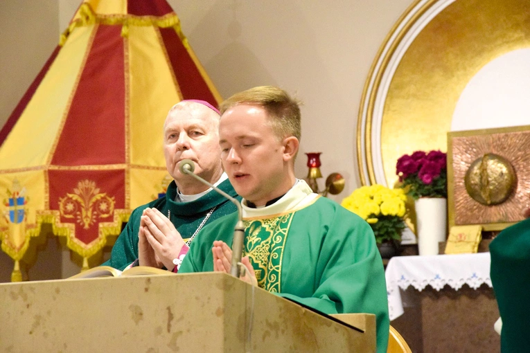 Diakon Kamil Stachuczy w trakcie czytania Ewangelii.
