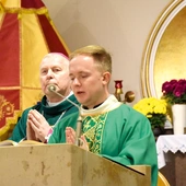 Diakon Kamil Stachuczy w trakcie czytania Ewangelii.