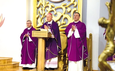 Modlitwie przewodniczył bp Marek Solarczyk. Z prawej strony ks. Jarosław Zieliński.