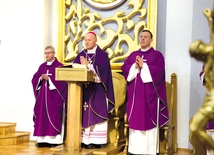 Modlitwie przewodniczył bp Marek Solarczyk. Z prawej strony ks. Jarosław Zieliński.
