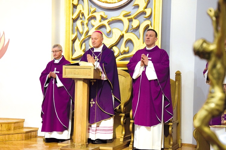 Modlitwie przewodniczył bp Marek Solarczyk. Z prawej strony ks. Jarosław Zieliński.