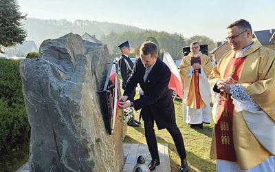 Odsłonięcie monumentu. Wójt Jarosław Baziak i ks. Grzegorz Kiełbasa.