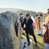 Odsłonięcie monumentu. Wójt Jarosław Baziak i ks. Grzegorz Kiełbasa.