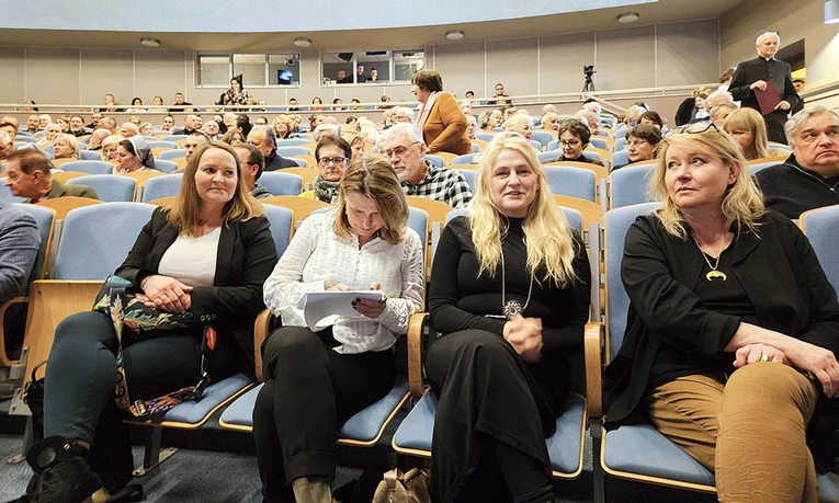 Prelegentki, druga od prawej prof. Anna Drążkowska.