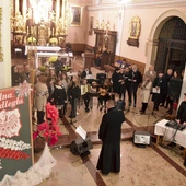 Dokonania lokalnych patriotów jeszcze bardziej wybrzmiały  na tle pieśni i piosenek wyśpiewanych przez zespół Owczarnia.