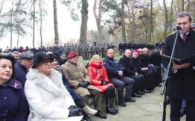 – Dziś nie musimy stawać do walki z bronią w ręku, ale musimy strzec Polski przed wszelkimi formami podziałów i niezgody  – apelował Józef Knapik. 