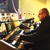 Artur Pławski, absolwent Diecezjalnego Studium Organistowskiego w Zielonej Górze, podczas tegorocznej Mszy św. inaugurującej rok akademicki Instytutu Filozoficzno- -Teologicznego. Uczy także gry na gitarze i pianinie w prywatnej pracowni artystyczno-muzycznej.