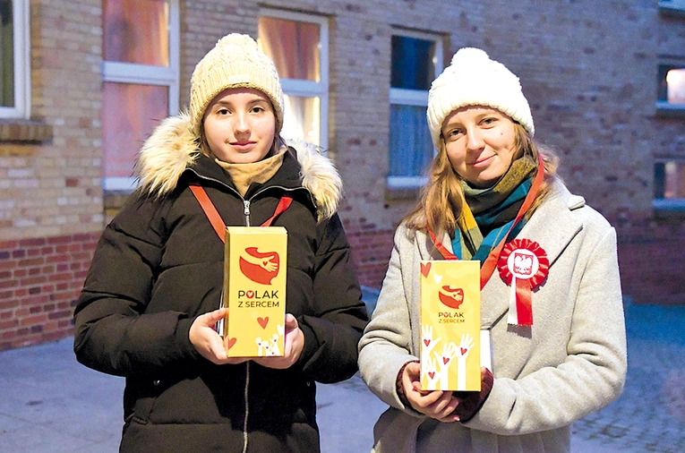 Julia (z lewej) i Monika zachęcają każdego  do okazania serca.