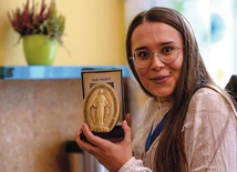 Paulina Berdel Cudowny Medalik nosi od Pierwszej Komunii Świętej. Z nim czuje się jak pod płaszczem Maryi.