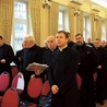 Kardynał podkreślił znaczenie młodego pokolenia kapłanów, które wprowadza świeże spojrzenie na wyzwania współczesności.