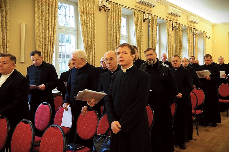 Kardynał podkreślił znaczenie młodego pokolenia kapłanów, które wprowadza świeże spojrzenie na wyzwania współczesności.