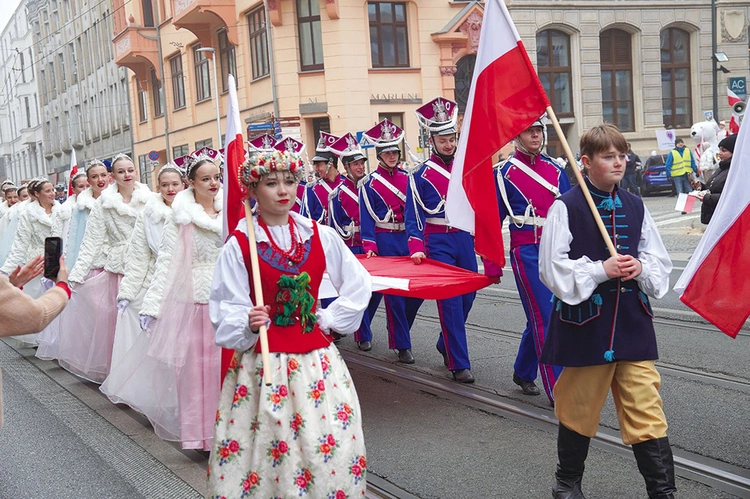 Barwny korowód na ulicach miasta.