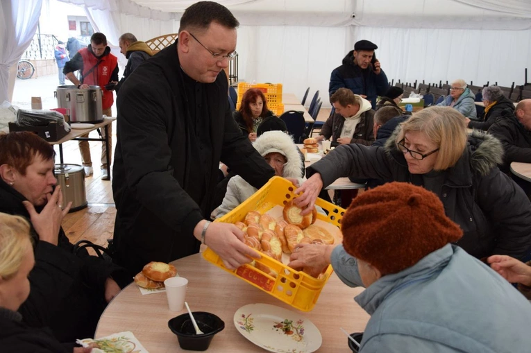 Bezdomni i ubodzy pielgrzymowali do MB Ostrobramskiej