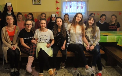 O wielkiej miłości Pana Boga i o tym, jak Go usłyszeć, dowiadują się dziewczyny na rekolekcjach u elżbietanek cieszyńskich w Zabrzegu