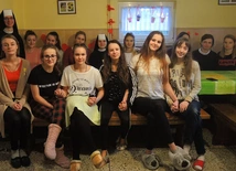 O wielkiej miłości Pana Boga i o tym, jak Go usłyszeć, dowiadują się dziewczyny na rekolekcjach u elżbietanek cieszyńskich w Zabrzegu