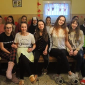 O wielkiej miłości Pana Boga i o tym, jak Go usłyszeć, dowiadują się dziewczyny na rekolekcjach u elżbietanek cieszyńskich w Zabrzegu