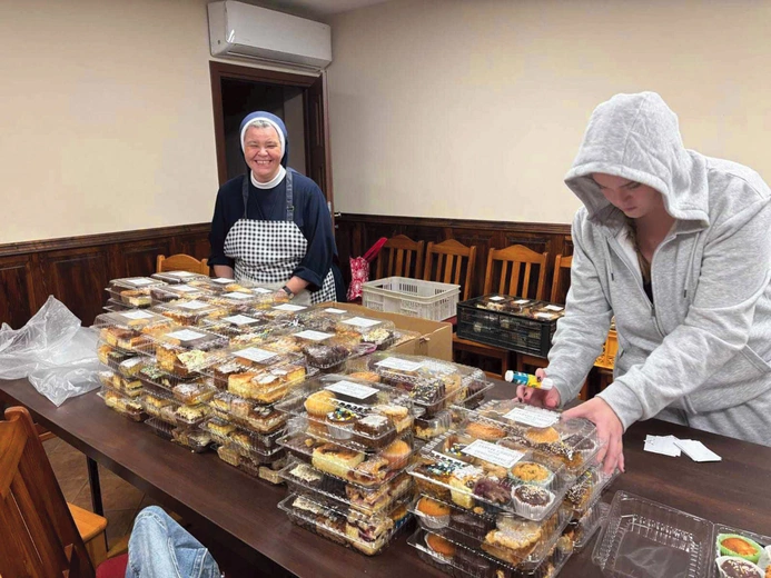 Mamy przygotowują ciasta na organizowane kiermasze 