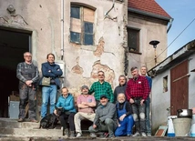 Jak dwunastu byłych górników odnowiło mieszkanie powodzianom