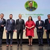 Złoty Krzyż Zasługi dla ks. Roberta Mogiełki