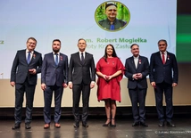 Złoty Krzyż Zasługi dla ks. Roberta Mogiełki