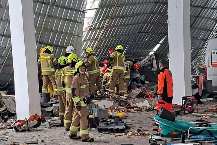 Tragiczny bilans zawalenia się dachu: dwie osoby zginęły, a trzy zostały ranne.