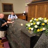 Ks. Grzegorz Opiela i Roman Hawliczek przy grobie bł. Michaela McGivneya.