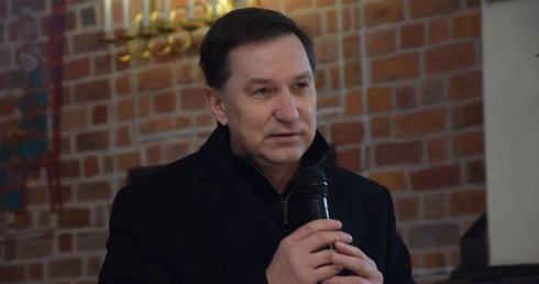 Odsłonięto płyty historyczne na placu przykościelnym radomskiej fary