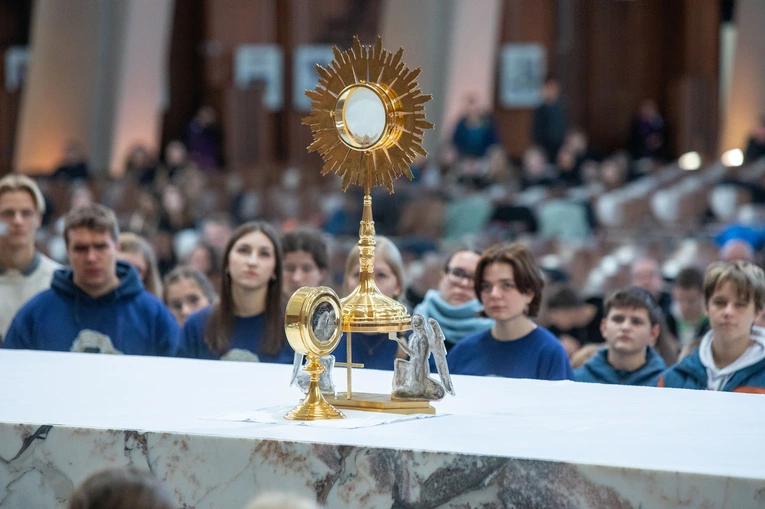Domówka u Taty, czyli młodzi wokół Najświętszego Sakramentu