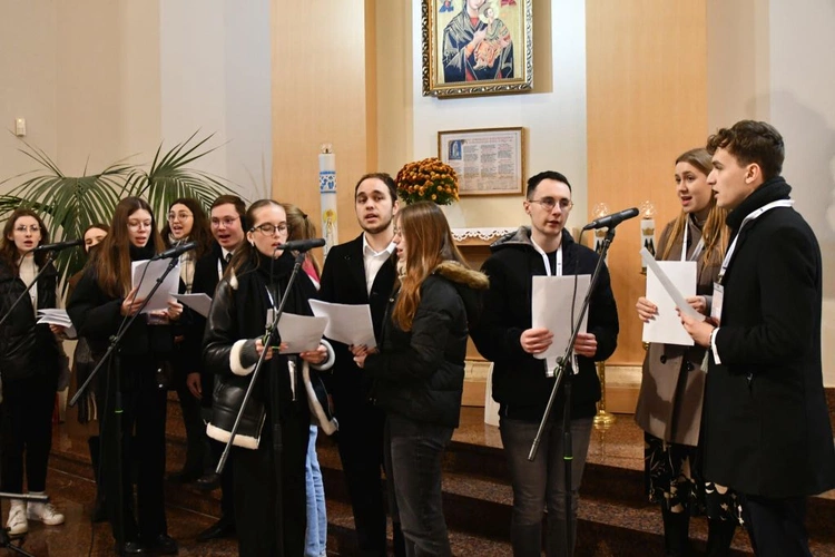 Trwa Modlitewny Wieczór Młodych