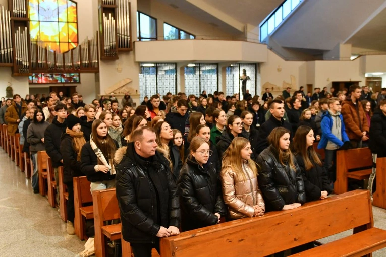 Trwa Modlitewny Wieczór Młodych