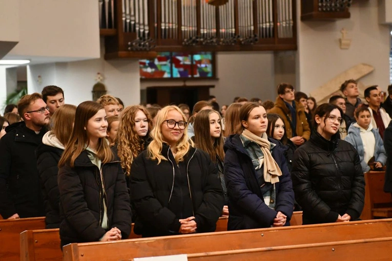 Trwa Modlitewny Wieczór Młodych