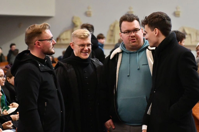 Trwa Modlitewny Wieczór Młodych