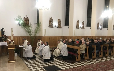 Ks. Stanisław Nowak odczytał prośby i podziękowania.