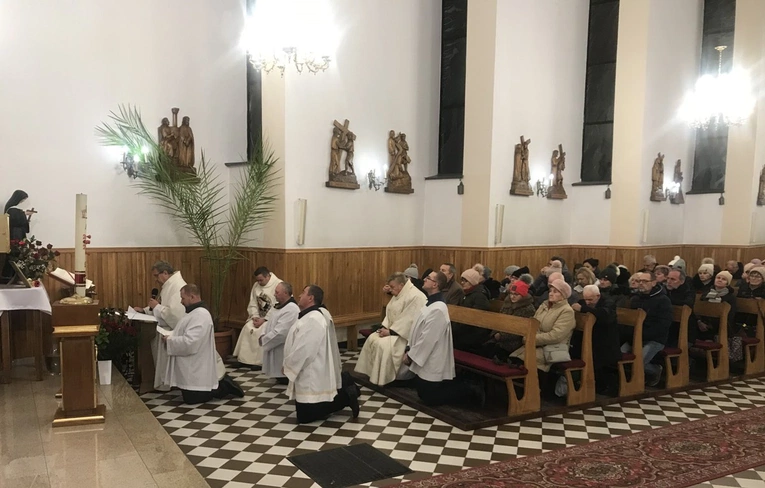 Ks. Stanisław Nowak odczytał prośby i podziękowania.