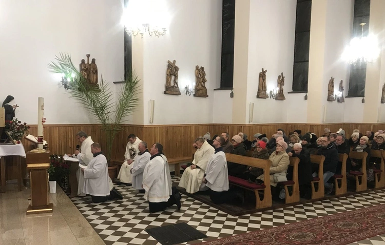 Ks. Stanisław Nowak odczytał prośby i podziękowania.