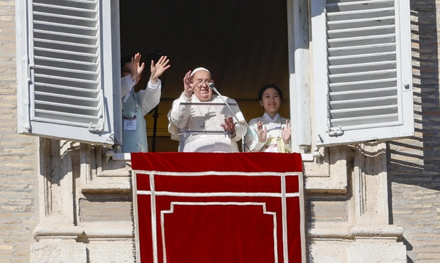 Franciszek w oknie Pałacu Apostolskiego