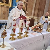 Relikwie wprowadził ks. inf. Stanisław Pindera, obok proboszcz ks. Stanisław Rożej.