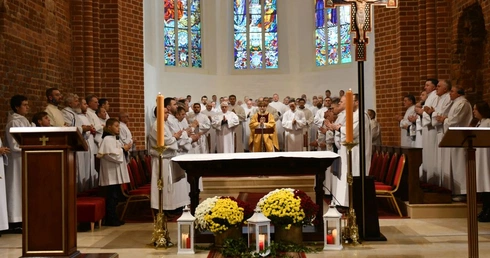 104 nadzwyczajnych szafarzy Komunii św. na rekolekcjach w Głogowie