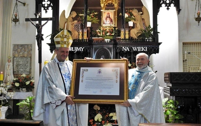Przekazanie jubileuszowego dekretu kapelanowi klarysek ks. Józefowi Lachowi SCJ