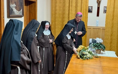 Spotkanie biskupa ze wspólnotą klarysek.
