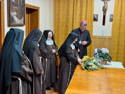 Spotkanie biskupa ze wspólnotą klarysek.