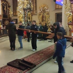 Bazylika pełna młodych