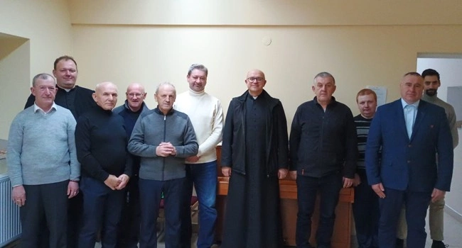 Uczestnicy spotkania formacyjnego z księżmi Radosławem Kacprzakiem i Mariuszem Pałganem (z lewej).