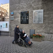 Wielcy wśród nas. Tablica przy ul. Wiślanej