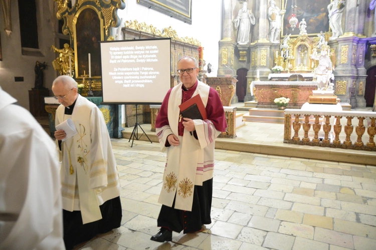 Powitanie i poświęcenie figury św. Michała Archanioła w Jemielnicy