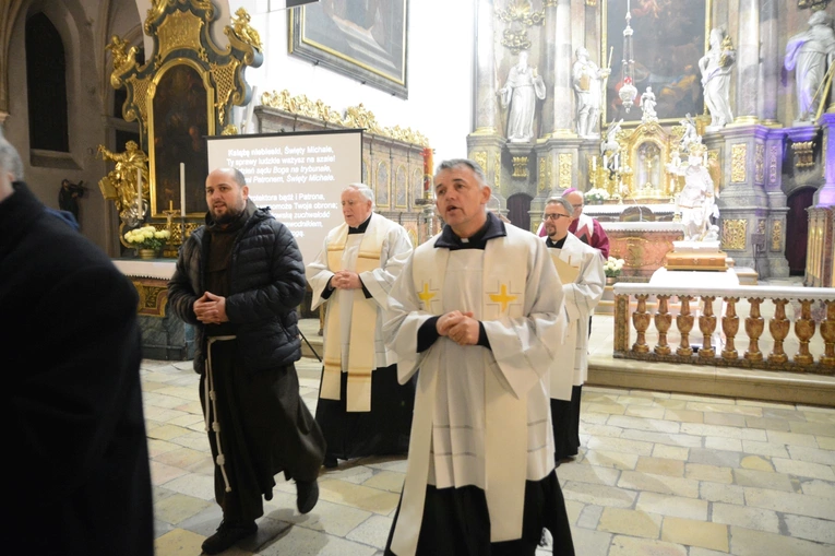 Powitanie i poświęcenie figury św. Michała Archanioła w Jemielnicy